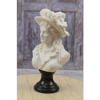 Popiersie Arystokratki - Marmurowa Figura - Dama Kameliowa w Kapeluszu