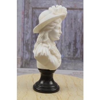 Popiersie Arystokratki - Marmurowa Figura - Dama Kameliowa w Kapeluszu