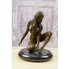 Akt Kucającej Kobiety Erotyk na Postumencie - Figura Rzeźba z Brązu