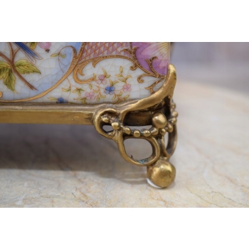 Szkatuła Porcelanowa Okuta Brązem - Kuferek Puzderko - Kwiaty Ptak