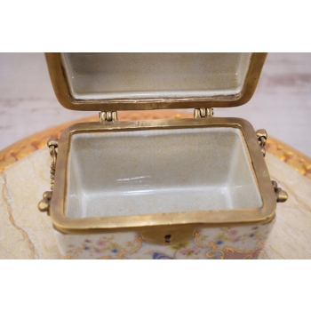 Szkatuła Porcelanowa Okuta Brązem - Kuferek Puzderko - Kwiaty Ptak