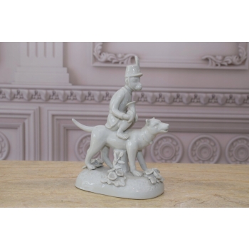 Małpa Na Psie - Biała Porcelana - Figura z Porcelany - Dekoracja Miśnia