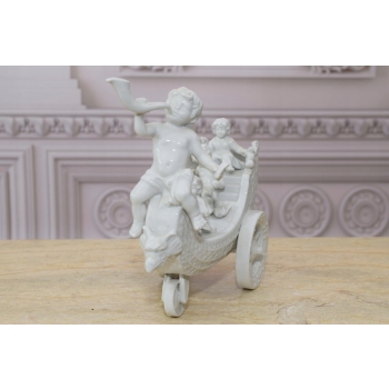 Aniołki W Rydwanie - Anioł Rydwan - Figura Biała Porcelana Dekoracja Miśnia