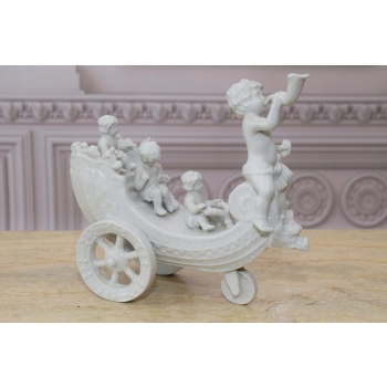 Aniołki W Rydwanie - Anioł Rydwan - Figura Biała Porcelana Dekoracja Miśnia