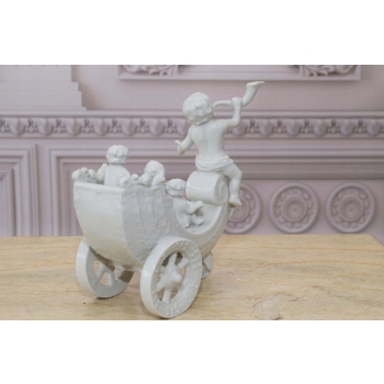 Aniołki W Rydwanie - Anioł Rydwan - Figura Biała Porcelana Dekoracja Miśnia