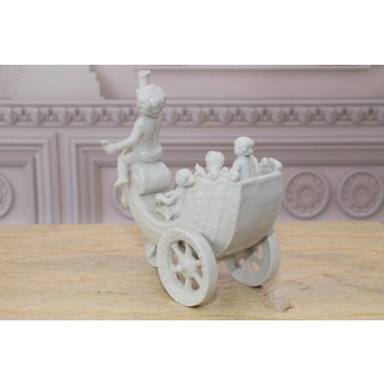 Aniołki W Rydwanie - Anioł Rydwan - Figura Biała Porcelana Dekoracja Miśnia