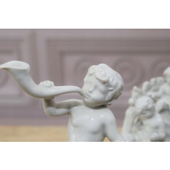 Aniołki W Rydwanie - Anioł Rydwan - Figura Biała Porcelana Dekoracja Miśnia