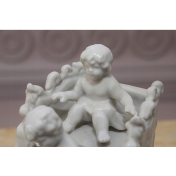 Aniołki W Rydwanie - Anioł Rydwan - Figura Biała Porcelana Dekoracja Miśnia