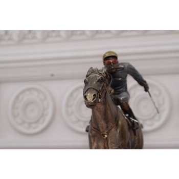 Jeździec na Koniu - Dżokej Koń - Figura Statuetka - Prezent