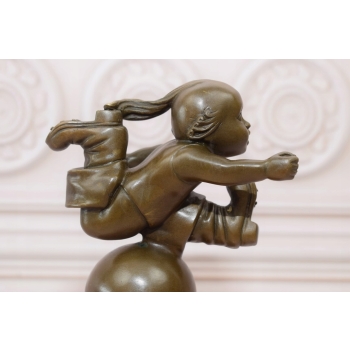 Nowoczesna Figura - Dziewczynka Na Piłce - Figura z Brązu - Dekoracja