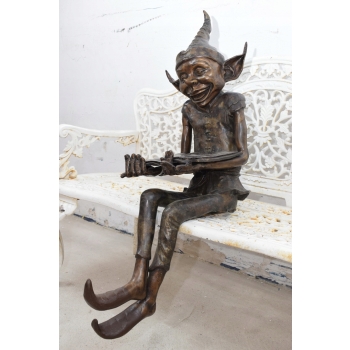 Siedzący Śmieszny Skrzat - Gnom Troll - Figura Rzeźba z Brązu Ogród Ozdoba