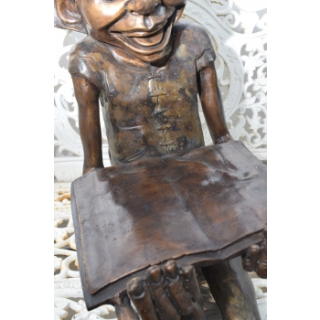 Siedzący Śmieszny Skrzat - Gnom Troll - Figura Rzeźba z Brązu Ogród Ozdoba