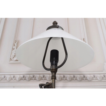 Lampa Art Deco - Figura Kobiety - Biały Trójkątny Klosz - Lampka Biuro