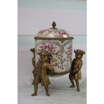 Porcelanowa Szkatuła - Waza - Porcelana + Brąz - Trzech Arystokratów Ozdoba