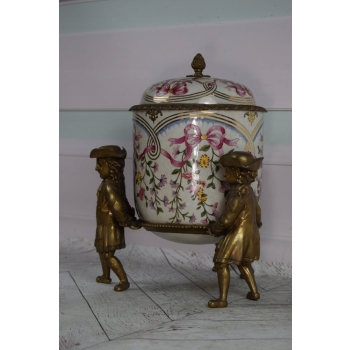 Porcelanowa Szkatuła - Waza - Porcelana + Brąz - Trzech Arystokratów Ozdoba