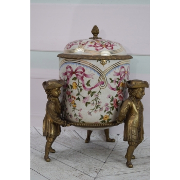 Porcelanowa Szkatuła - Waza - Porcelana + Brąz - Trzech Arystokratów Ozdoba