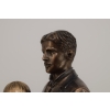 Figurka Nikola Tesla - Trzymający Model Wieży - Rzeźba Statuetka Prezent