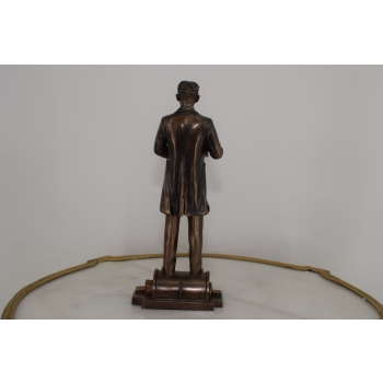 Figurka Nikola Tesla - Trzymający Model Wieży - Rzeźba Statuetka Prezent
