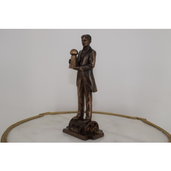 Figurka Nikola Tesla - Trzymający Model Wieży - Rzeźba Statuetka Prezent