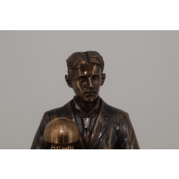 Figurka Nikola Tesla - Trzymający Model Wieży - Rzeźba Statuetka Prezent