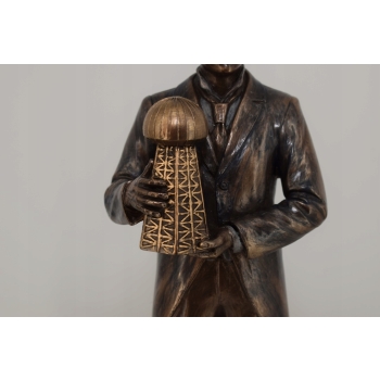 Figurka Nikola Tesla - Trzymający Model Wieży - Rzeźba Statuetka Prezent