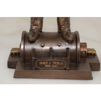 Figurka Nikola Tesla - Trzymający Model Wieży - Rzeźba Statuetka Prezent