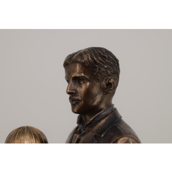 Figurka Nikola Tesla - Trzymający Model Wieży - Rzeźba Statuetka Prezent