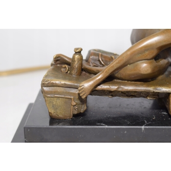 Siedząca Kobieta w Kapeluszu - Akt - Erotyczna Figura Rzeźba z Brązu