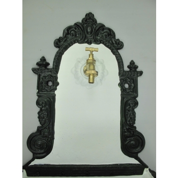 Fontanna Wlewka Wylewka - Biało Zielona - Kran Dom Ogród Elewacja