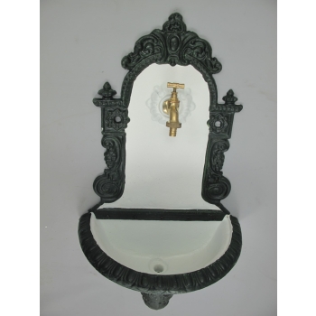 Fontanna Wlewka Wylewka - Biało Zielona - Kran Dom Ogród Elewacja