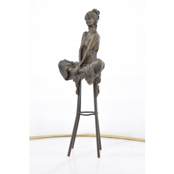 KOBIETA NA KRZEŚLE - FIGURA Z BRĄZU DAMA KAMELIOWA