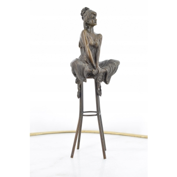 KOBIETA NA KRZEŚLE - FIGURA Z BRĄZU DAMA KAMELIOWA