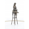 DAMA W SUKNI - KOBIETA NA KRZEŚLE figura z brązu