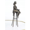 DAMA W SUKNI - KOBIETA NA KRZEŚLE figura z brązu