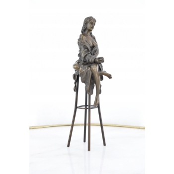 DAMA W SUKNI - KOBIETA NA KRZEŚLE figura z brązu