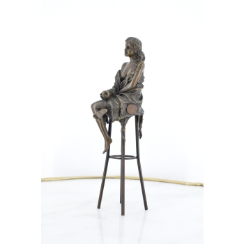 DAMA W SUKNI - KOBIETA NA KRZEŚLE figura z brązu