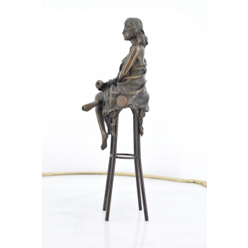 DAMA W SUKNI - KOBIETA NA KRZEŚLE figura z brązu