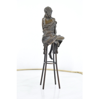 DAMA W SUKNI - KOBIETA NA KRZEŚLE figura z brązu