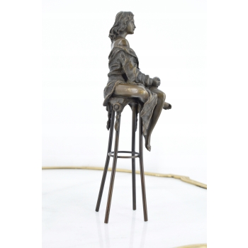 DAMA W SUKNI - KOBIETA NA KRZEŚLE figura z brązu