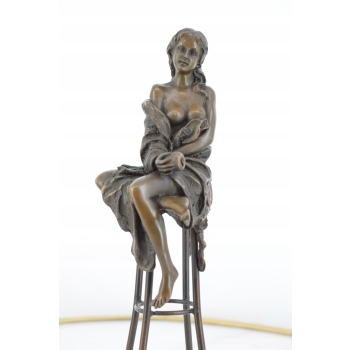 DAMA W SUKNI - KOBIETA NA KRZEŚLE figura z brązu