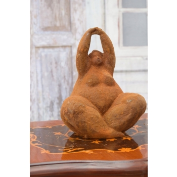 Żeliwna stara figura siedząca łgarska kobieta akt YOGA figurka