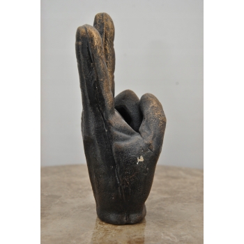 Dłoń z Żeliwa - Znak Victorii - Symbol Pokoju Zwycięstwa - Figura z Żeliwa