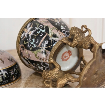 Czarne Porcelanowe Jajo Wsparte Lwami - Porcelana + Brąz - Szkatuła Jajko