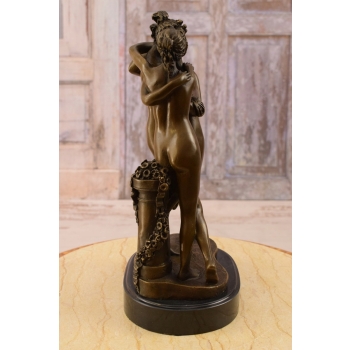 Figura trzech kobiet z brązu na marmurowej podstawie