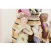 Rodzina Przy Beczce Wina - Figura z Porcelany Porcelana Postaciowa Prezent