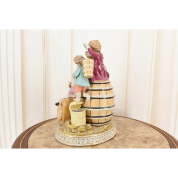 Rodzina Przy Beczce Wina - Figura z Porcelany Porcelana Postaciowa Prezent