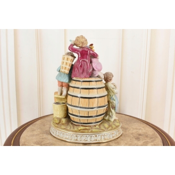 Rodzina Przy Beczce Wina - Figura z Porcelany Porcelana Postaciowa Prezent