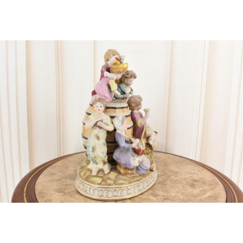 Rodzina Przy Beczce Wina - Figura z Porcelany Porcelana Postaciowa Prezent