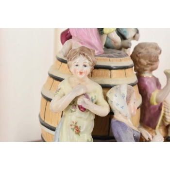 Rodzina Przy Beczce Wina - Figura z Porcelany Porcelana Postaciowa Prezent