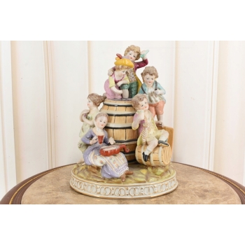 Rodzina Przy Beczce Wina - Figura z Porcelany Porcelana Postaciowa Prezent